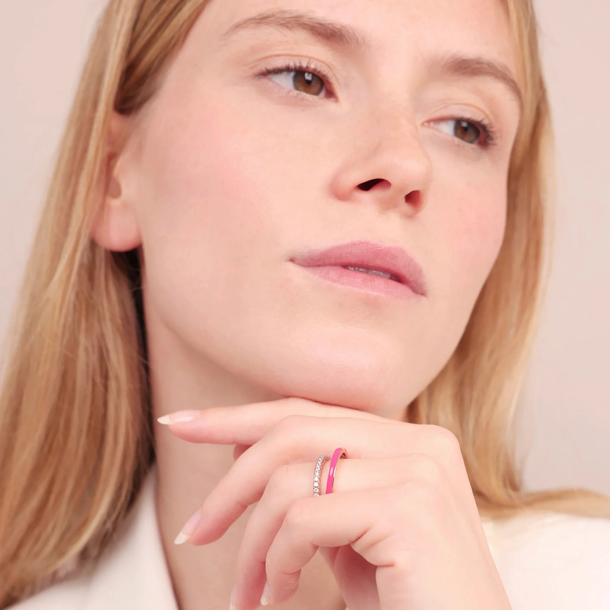 Anello Doppio Graduato con Smalto Fucsia e Pavé di Cubic Zirconia