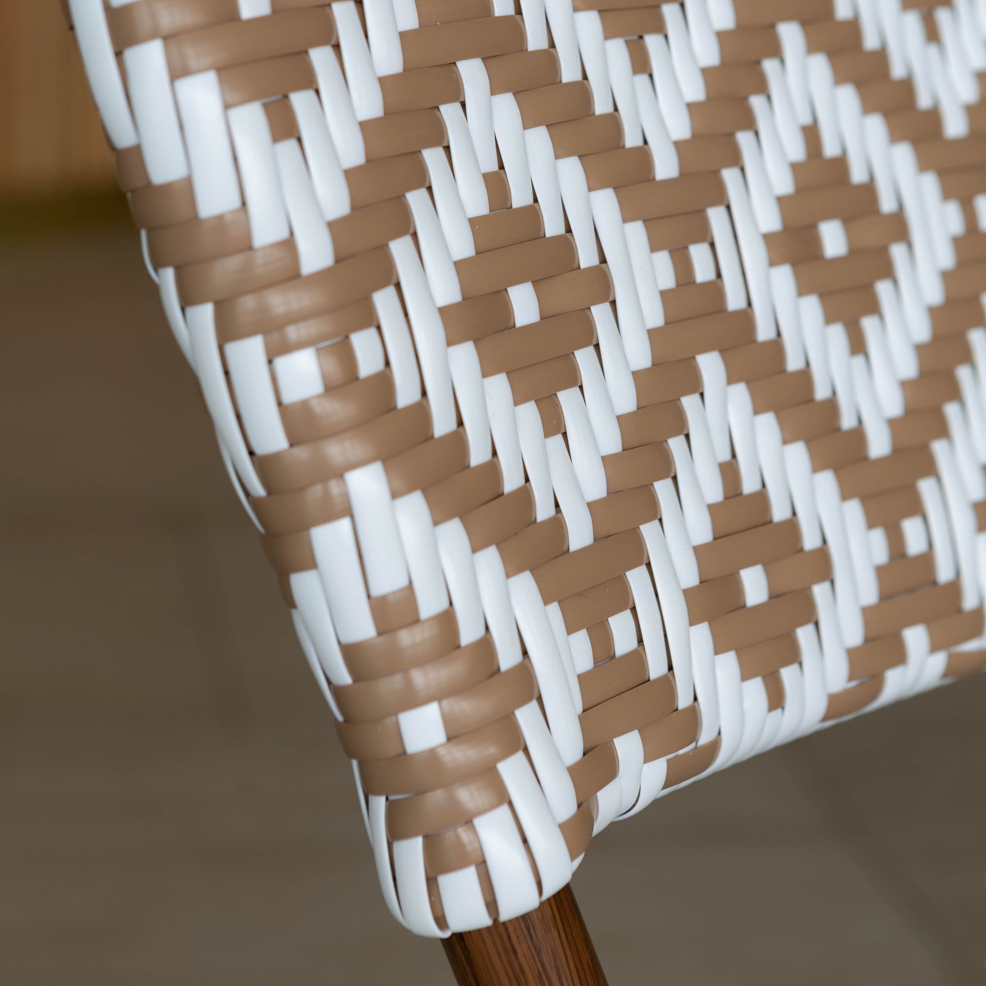 Lot de 2 chaises de table avec effet rotin tressé beige