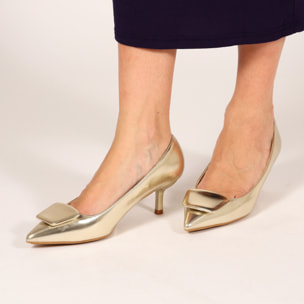 Dècolletè pumps in simil pelle con tacco basso e dettaglio sulla punta