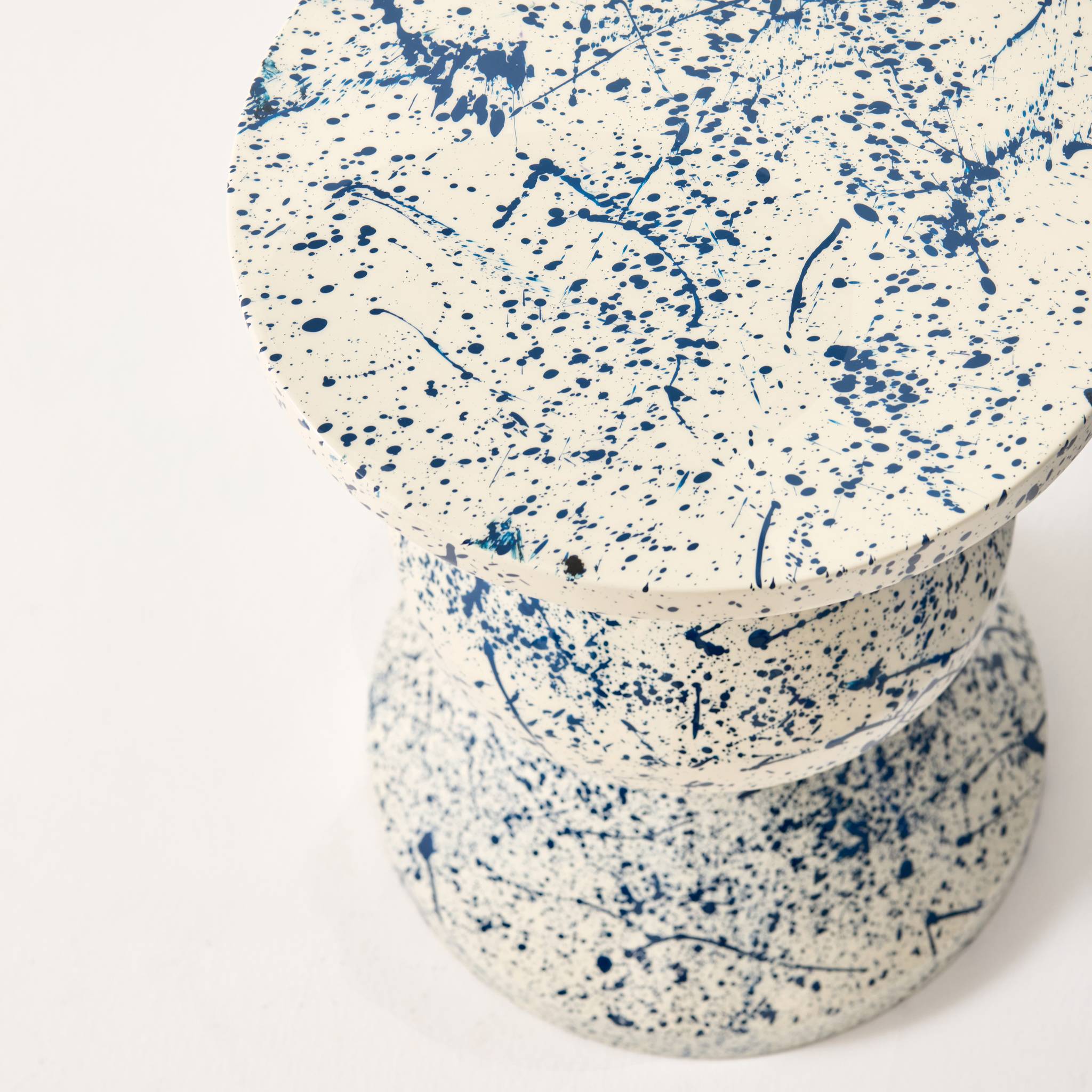 Table d'appoint. bout de canapé. table de chevet acier émaillé. motif moucheté bleu Ø33 x H 47cm - Zina