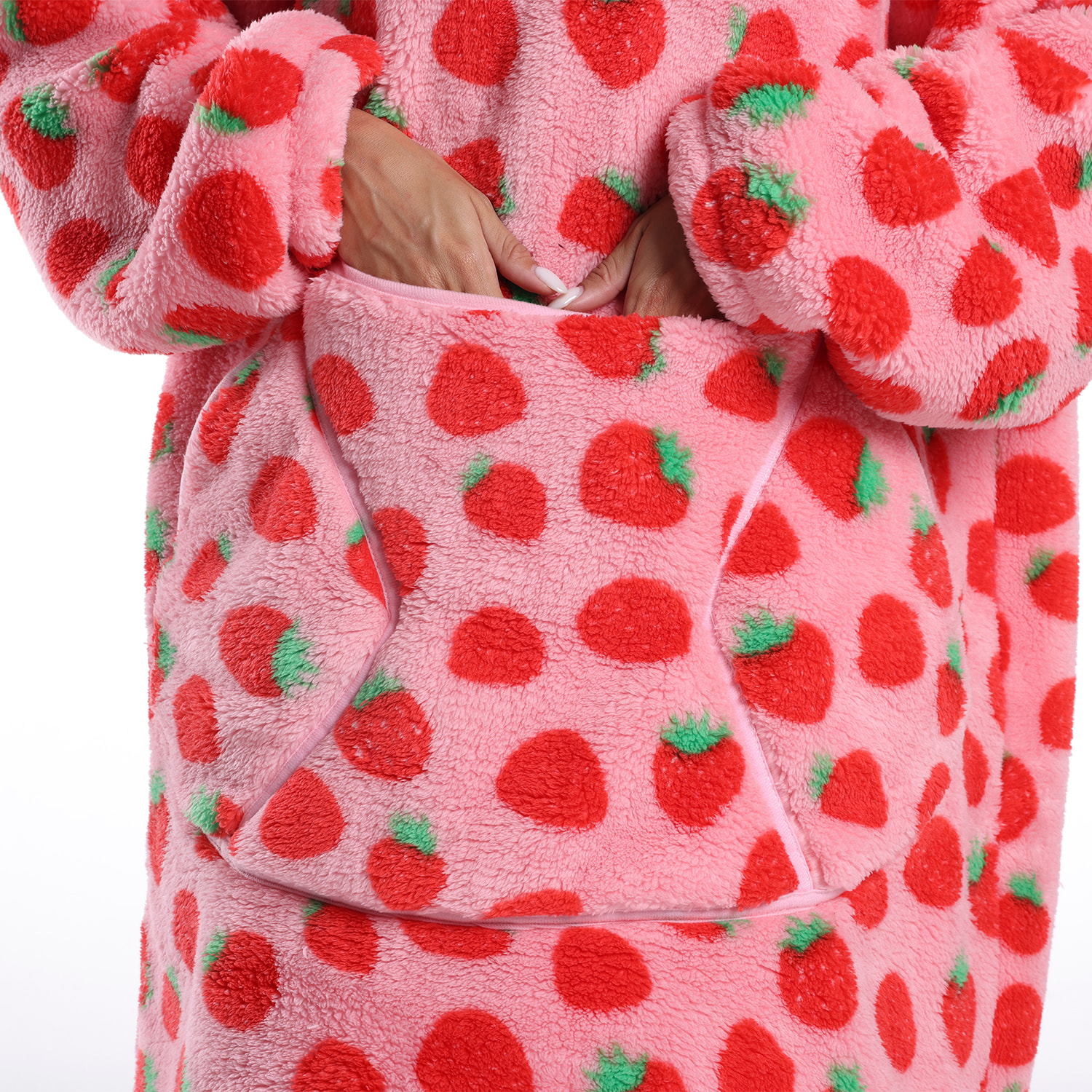 Bata estilo sudadera y manta de felpa extrasuave. Triple bolsillo frontal tipo canguro. Diseño fresas tipo corto.