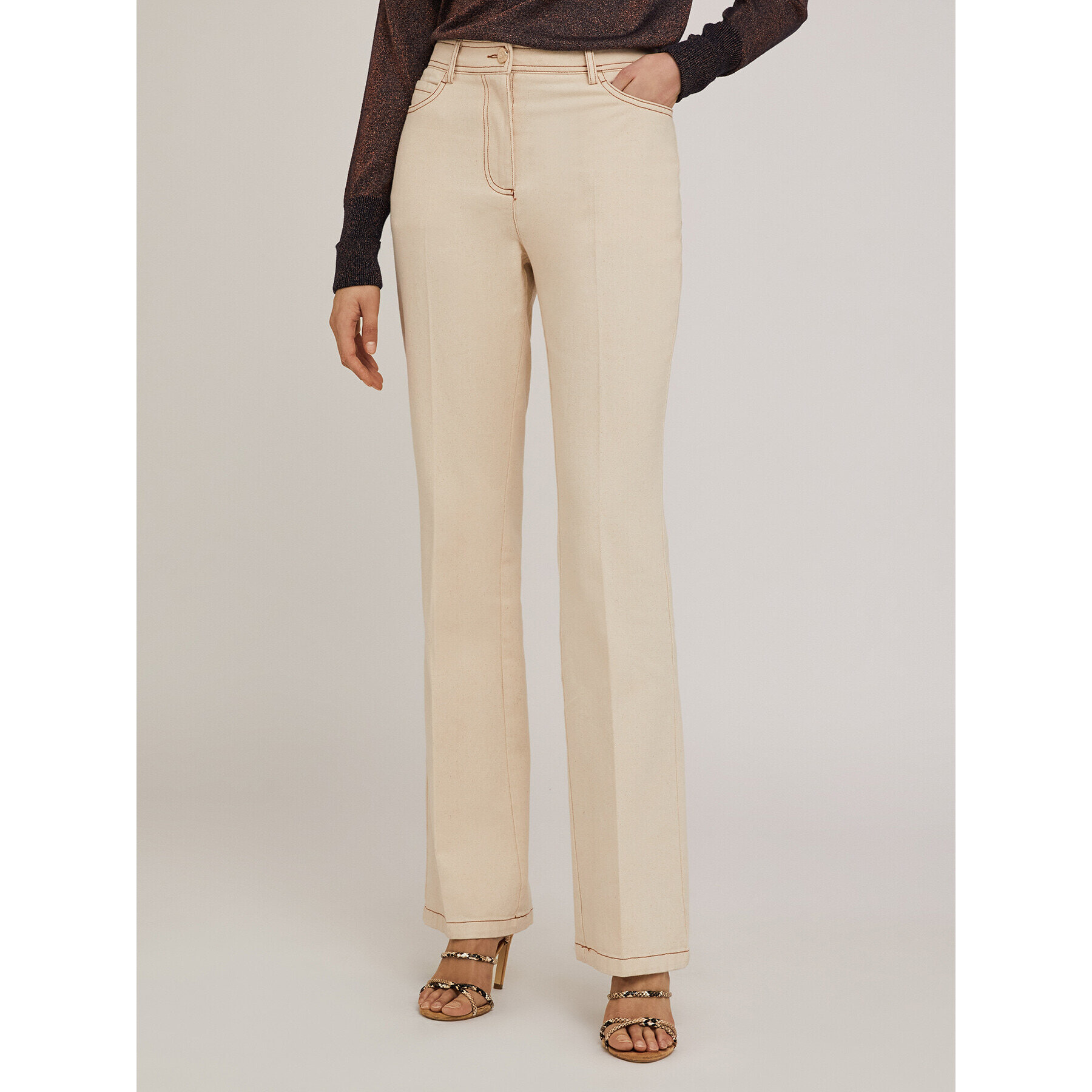 Motivi - Pantalón flare en drill con pespuntes en contraste - Beige