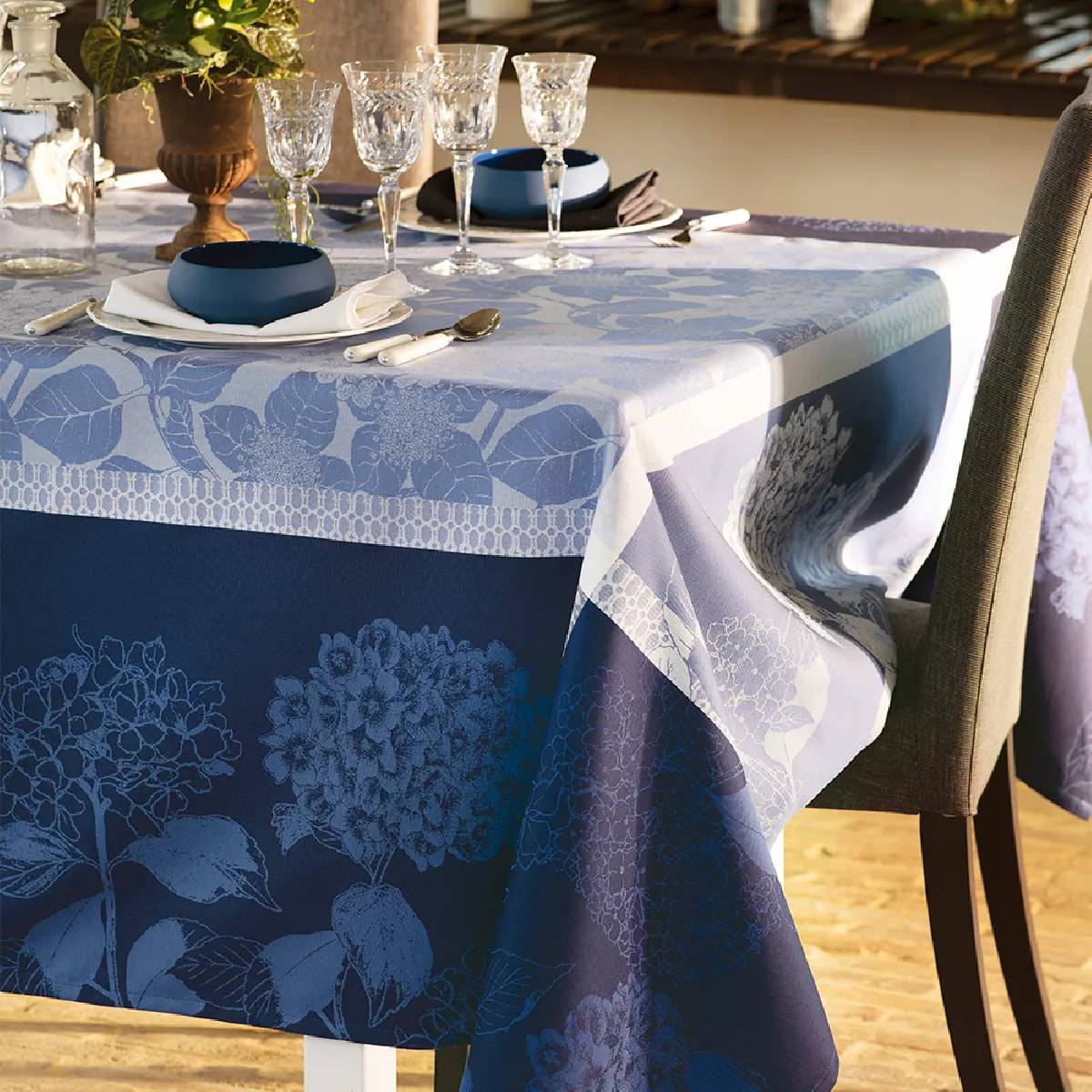 Nappe anti tache pur coton bio motif jacquard Hortensias bleu