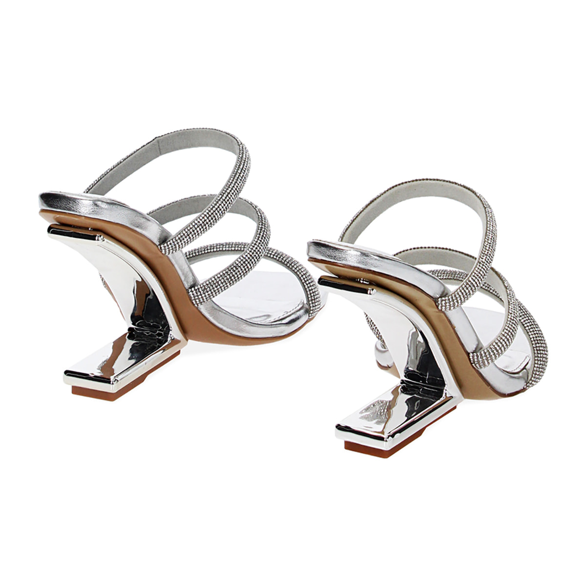 Sandalias con tacón plateado en laminado con piedras