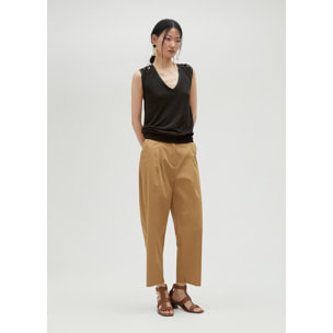 Top in maglia con occhielli