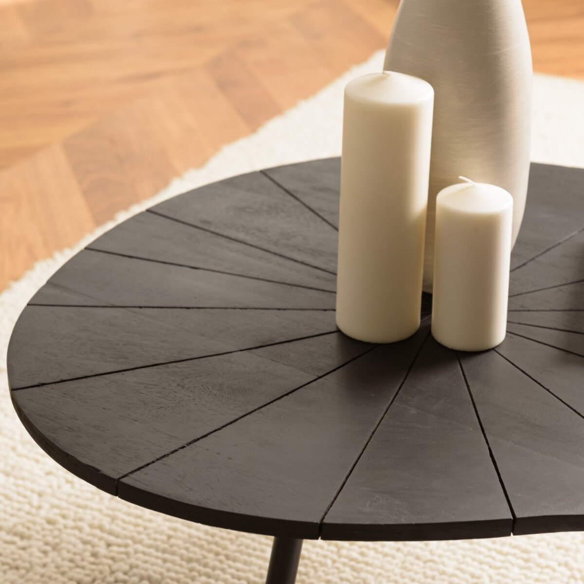 JAMES - Table basse ovoïde plateau texturé noir mat pieds en fer noir