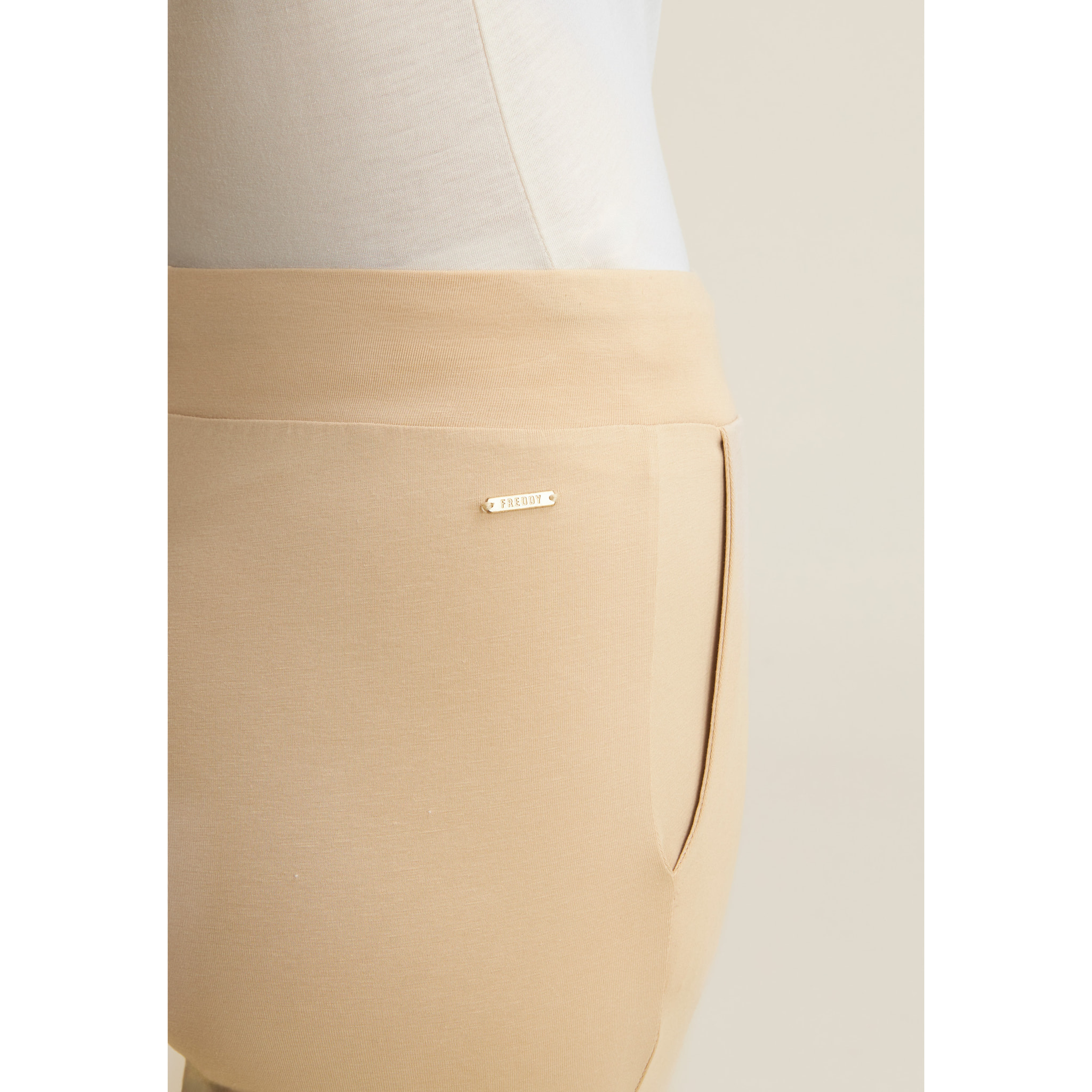 Pantaloni regular con spacchi e coulisse animalier