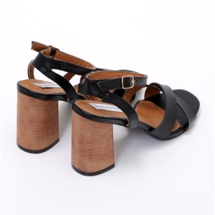 Sandali in simil pelle con fasce incrociate e tacco alto in sughero
