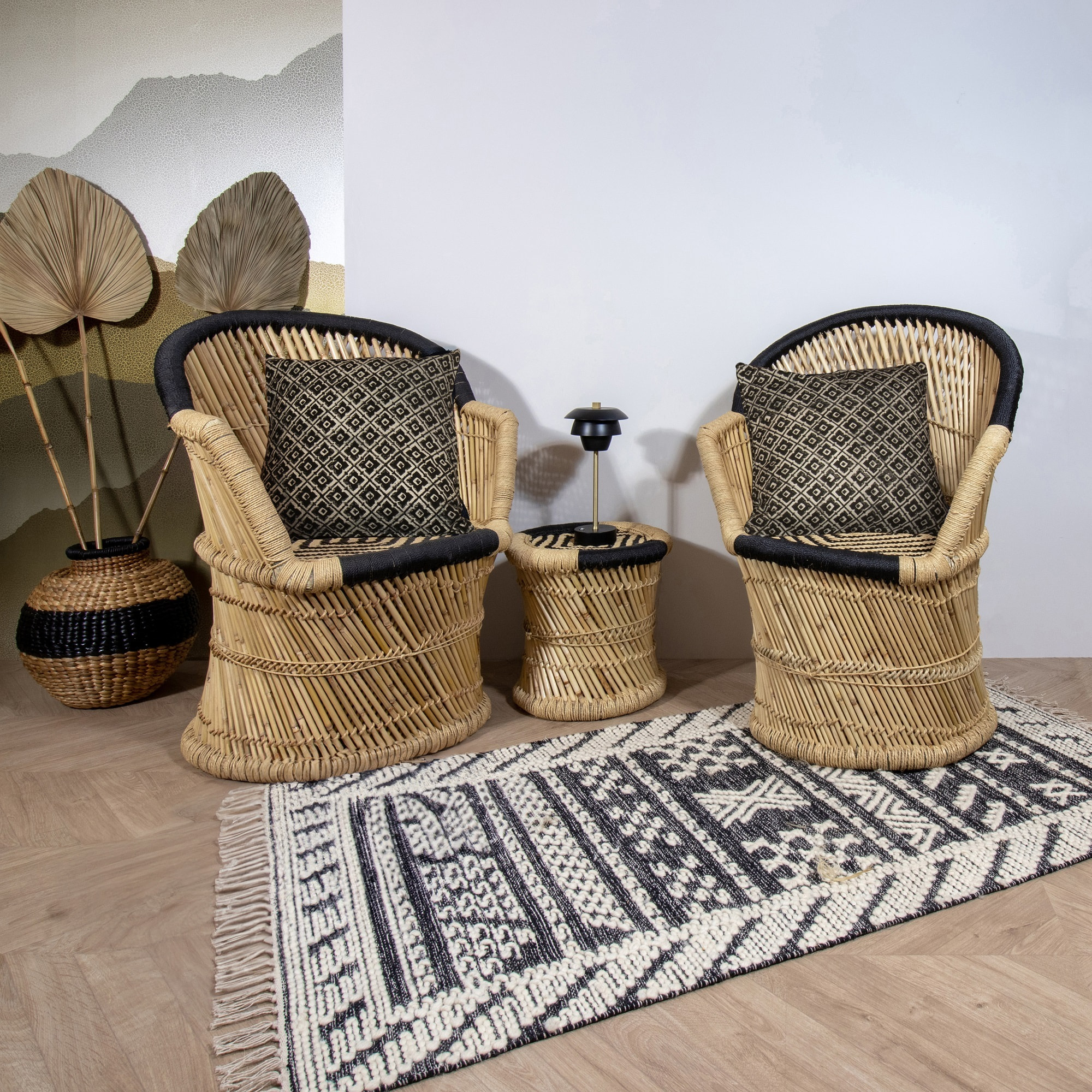 Lot de 2 fauteuils en bambou naturel et noir avec deux coussins noirs ZAMZEBE