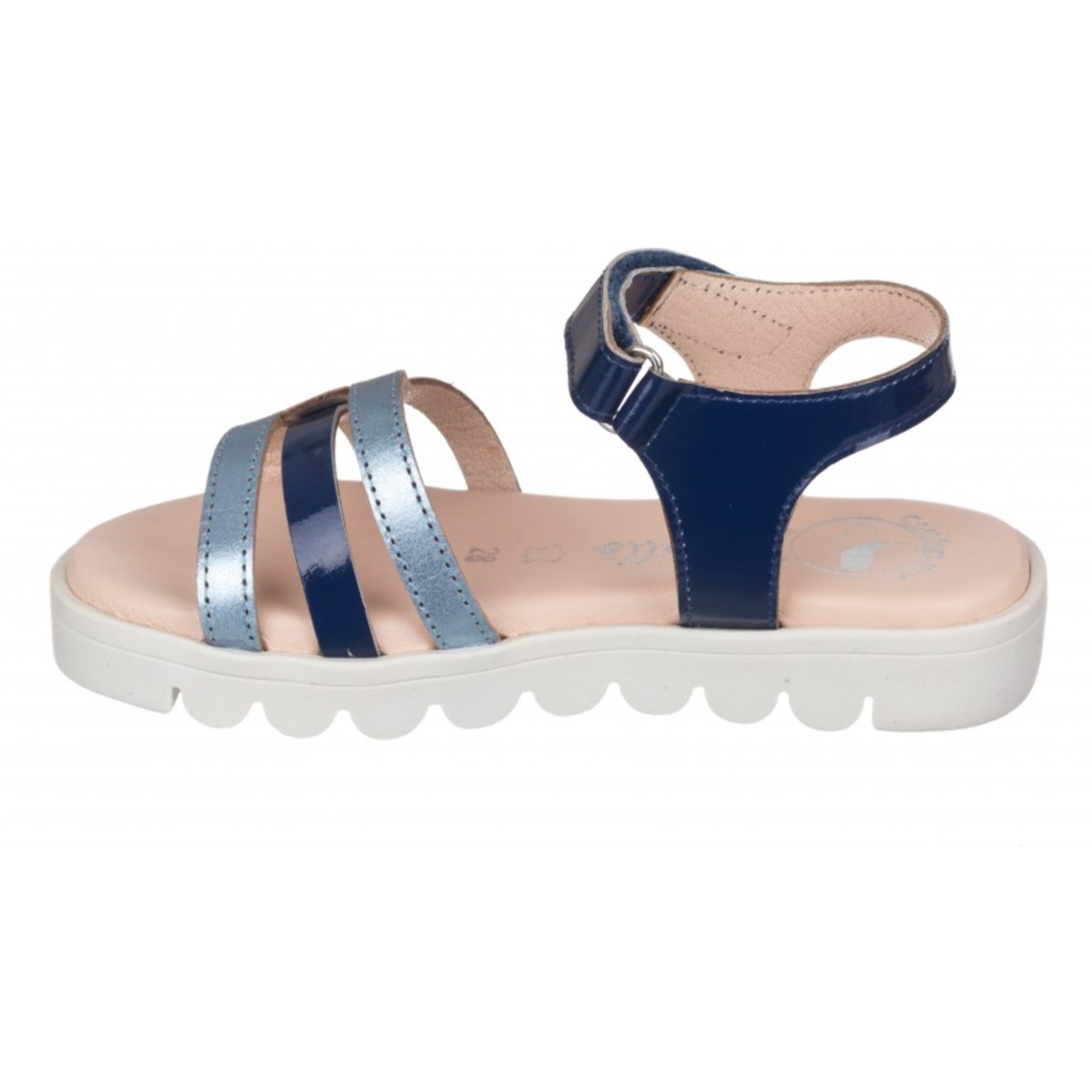 Sandalia toda en piel con suela hiper flexible.