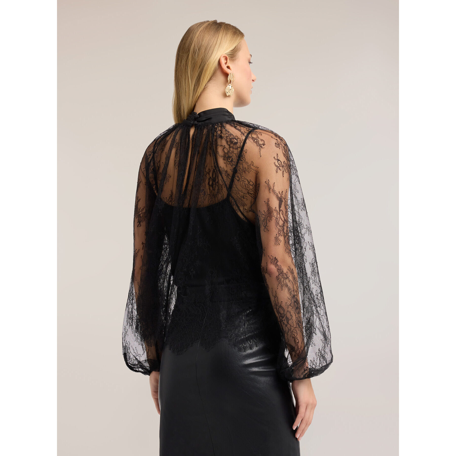 Motivi - Blusa de encaje con cuello drapeado - Negro