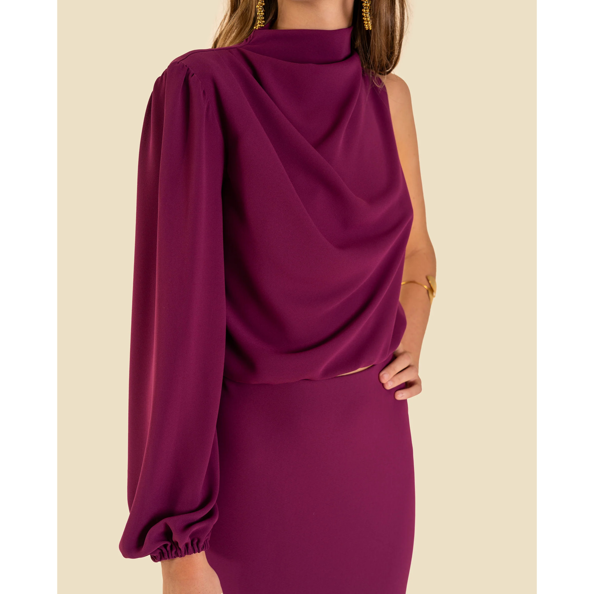 Blusa de mujer asimétrica con cuello alto