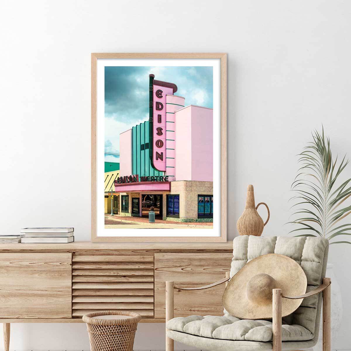 Affiche edison theater sur fond rose Affiche + cadre en bois - Chêne