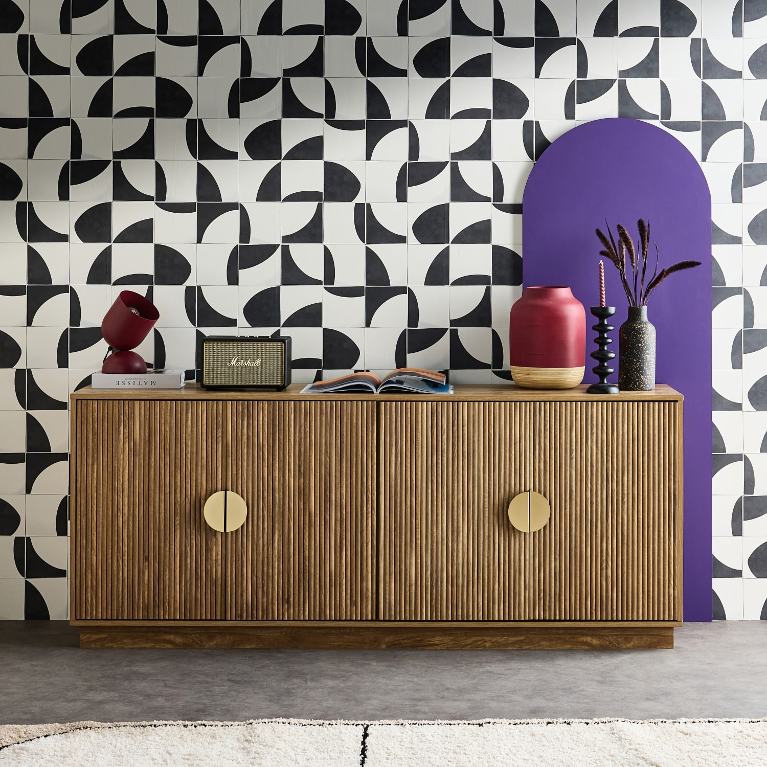 Buffet exotique 4 portes. effet bois de manguier rainuré. buffet bas. poignées en métal doré. L 180 x P 40 x H 75cm