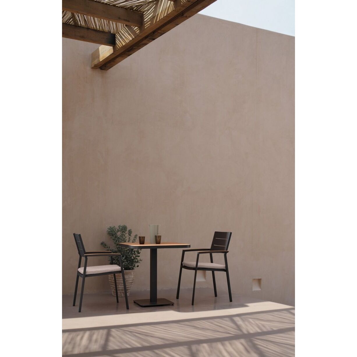 Tavolo BELMAR effetto legno e struttura alluminio antracite 75x75 cm