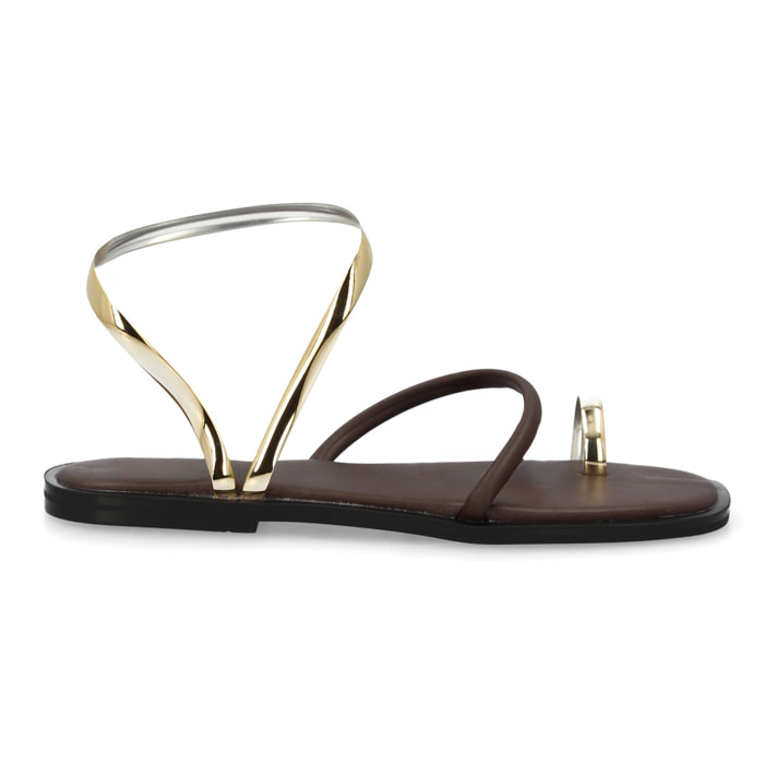 Sandalia plana moderna tiras metálicas