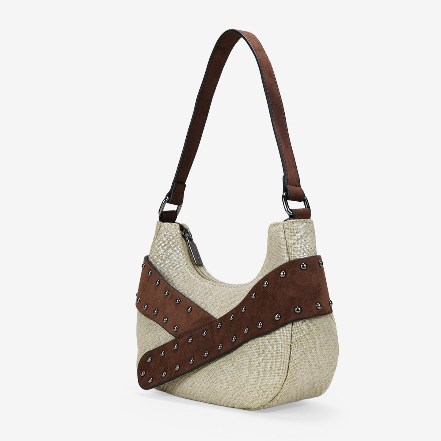 Bolso de hombro marrón en rafia con tachuelas