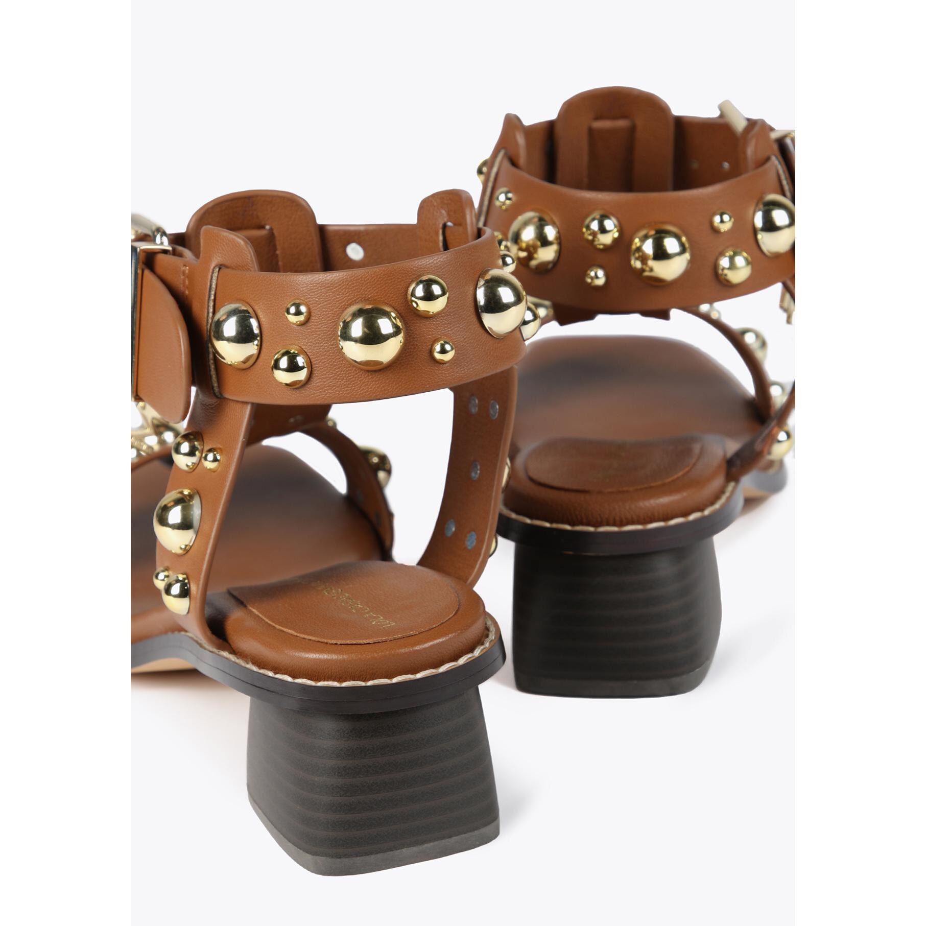 Sandali con tacco e decorazioni in metallo