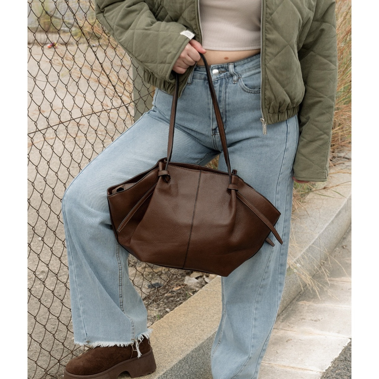 Bolso de hombro marrón con cremallera