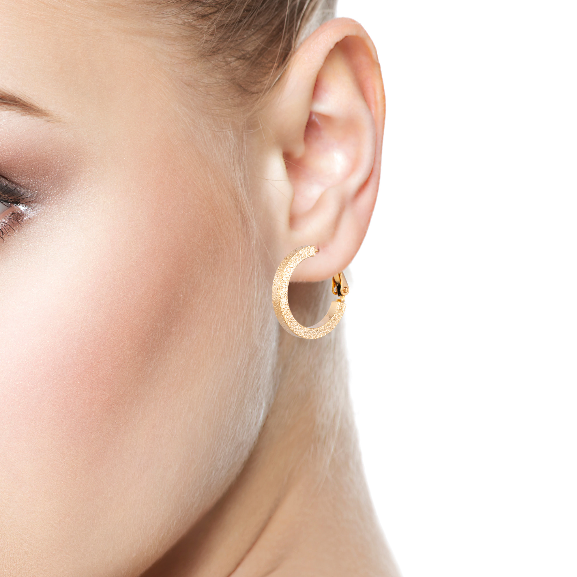 Pendientes de aro plano de cobre con baño de oro auténtico y acabado brillante, 20.5 mm, cierre catalán de plata de ley 925 con acabado dorado electroplateado.