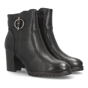Botines de tacón con hebilla decorativa para mujer.