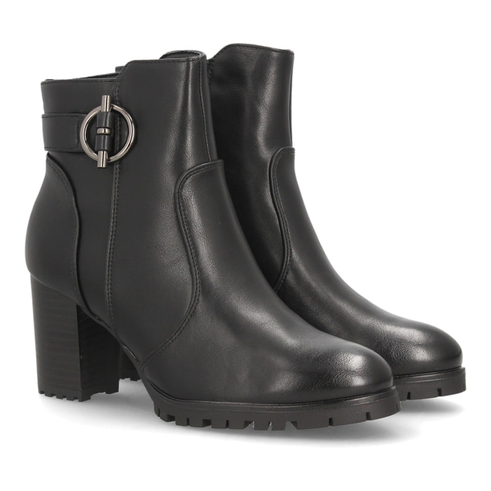 Botines de tacón con hebilla decorativa para mujer.