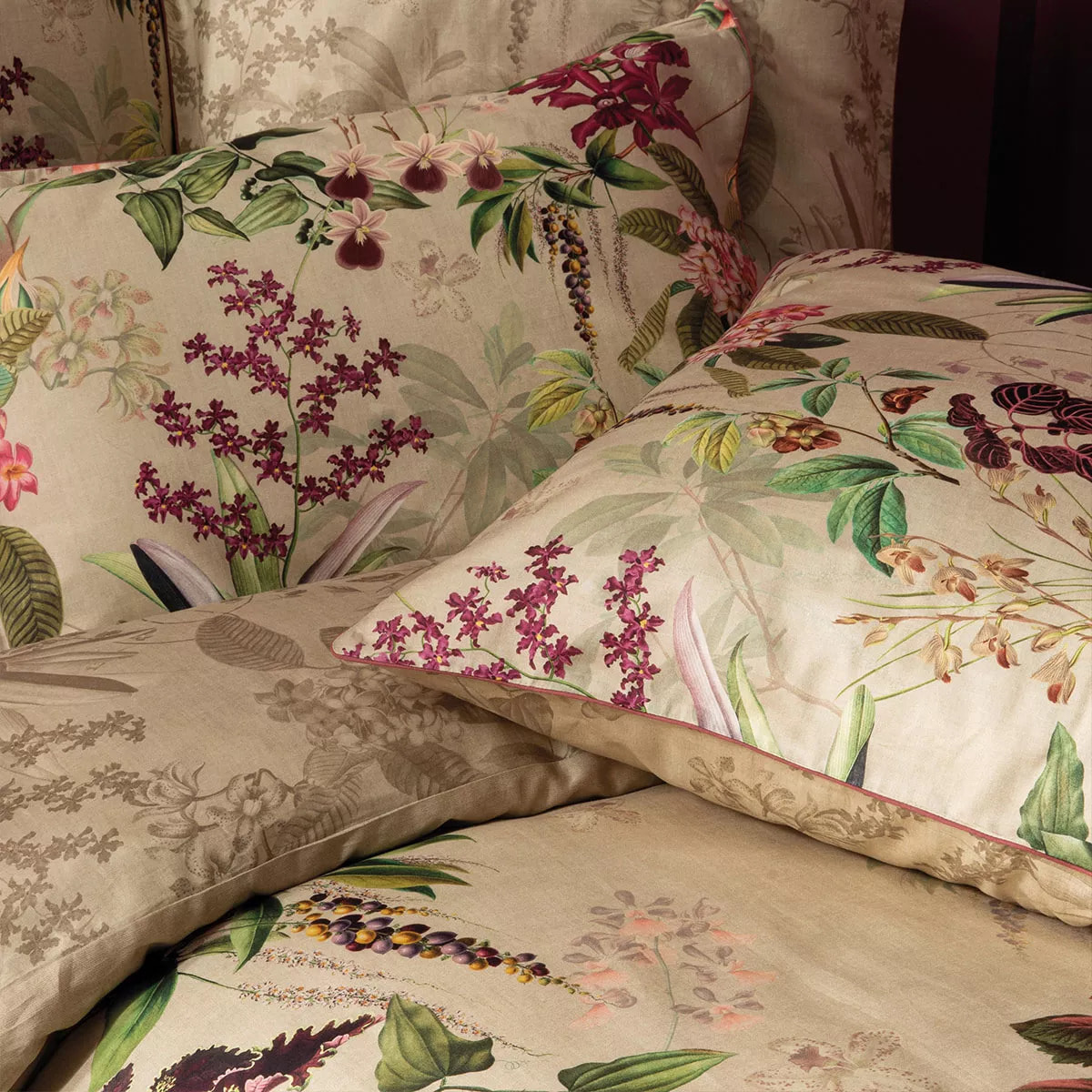 Drap plat satin de coton imprimé vert rose beige Parfum d'orchidee grege