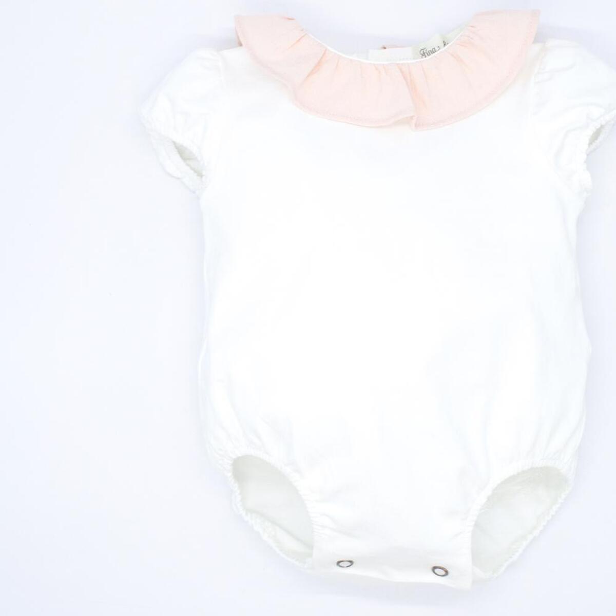 Camiseta body crudo con volante en el cuello rosa.