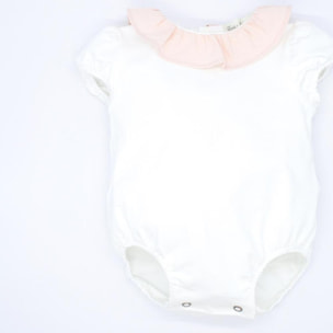 Camiseta body crudo con volante en el cuello rosa.