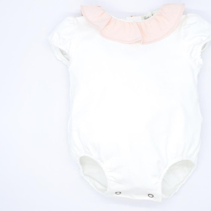 Camiseta body crudo con volante en el cuello rosa.