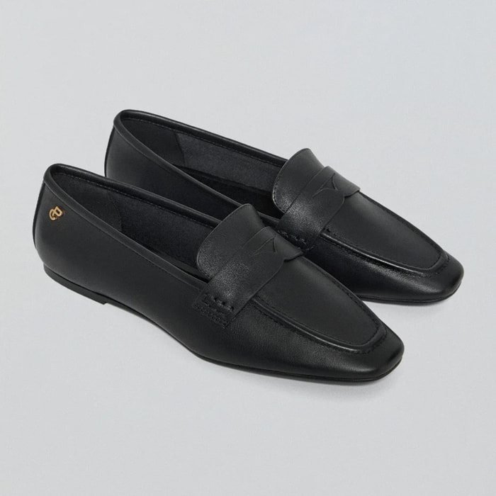 Mocasin Antonella negro de napa con detalle metálico