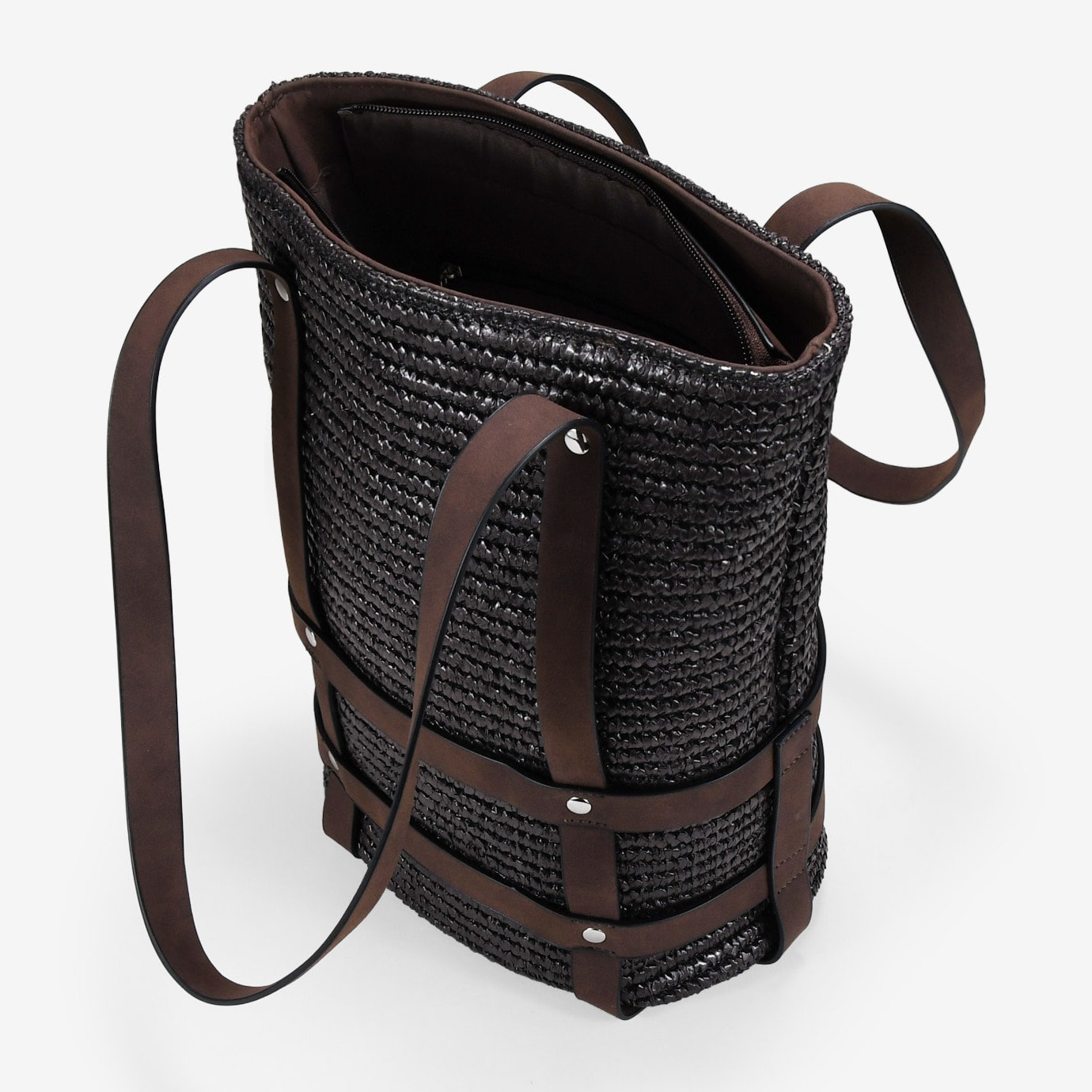 Bolso de hombro marrón en rafia con arnés