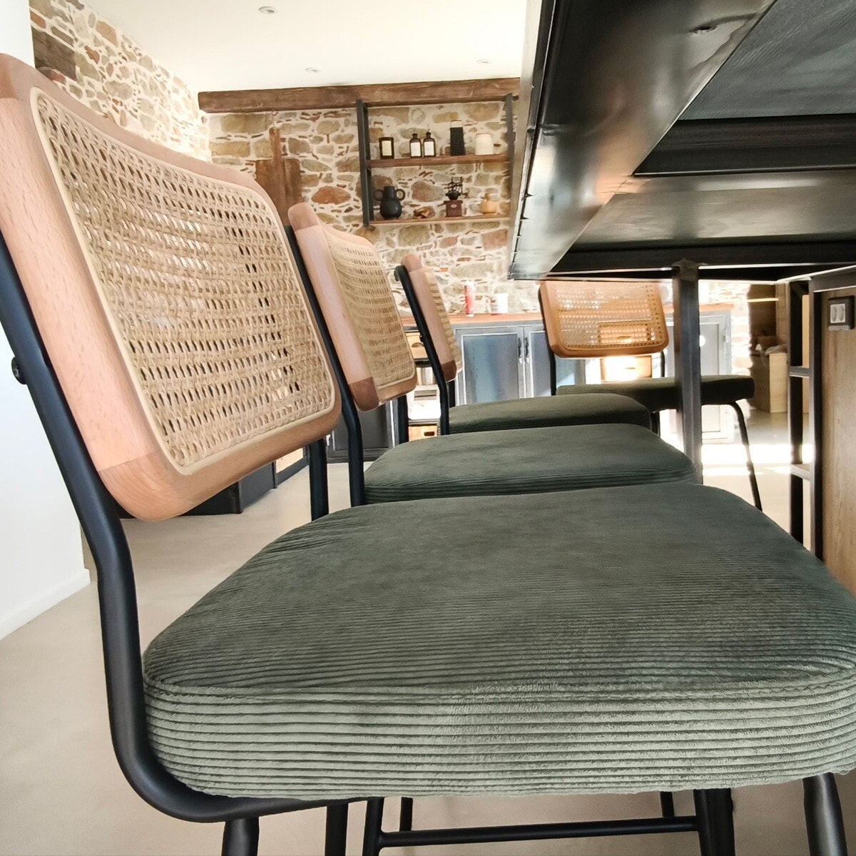 Lot de 2 chaises de bar en cannage et velours côtelé, piètement noir - MUSE