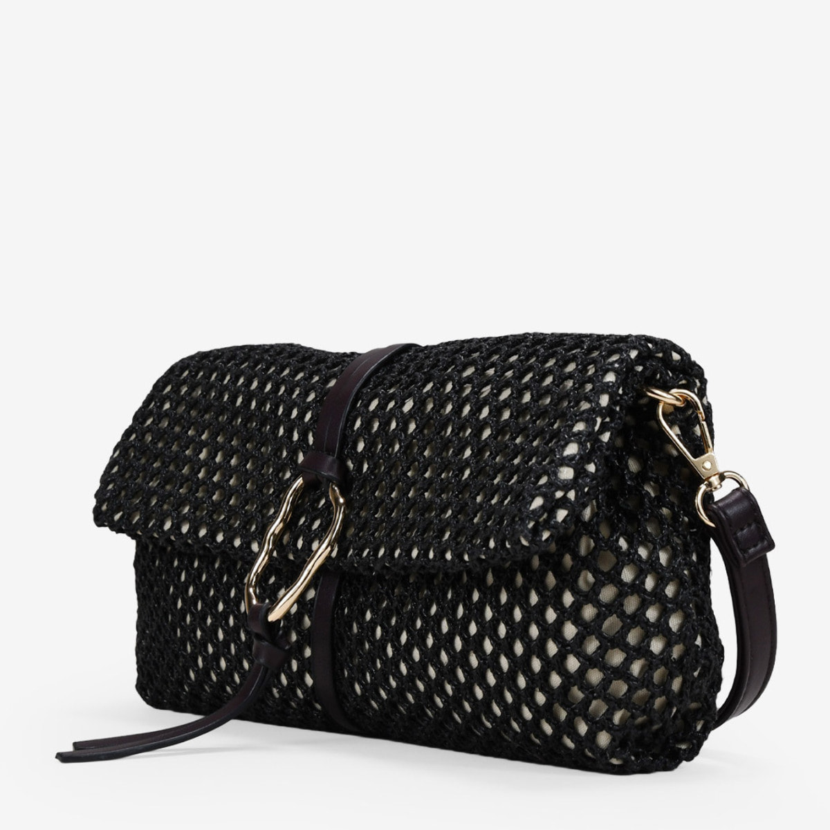Bolso bandolera negro con malla de rafia