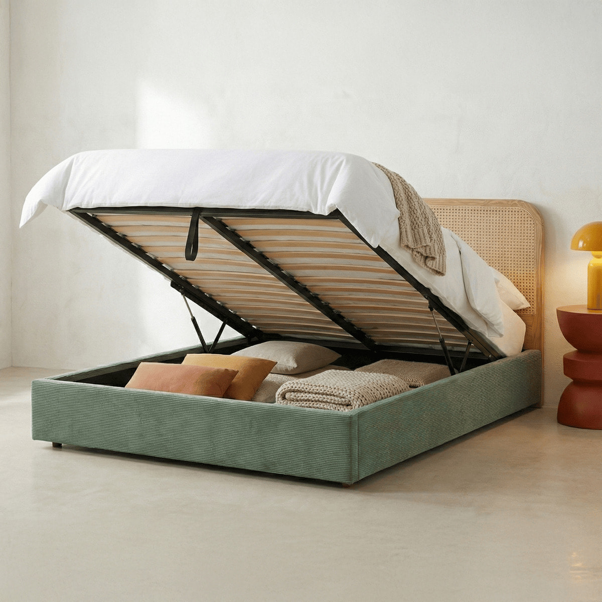 Lit coffre adulte 140x190 cm en velours côtelé avec tête de lit en bois et cannage - ELSA