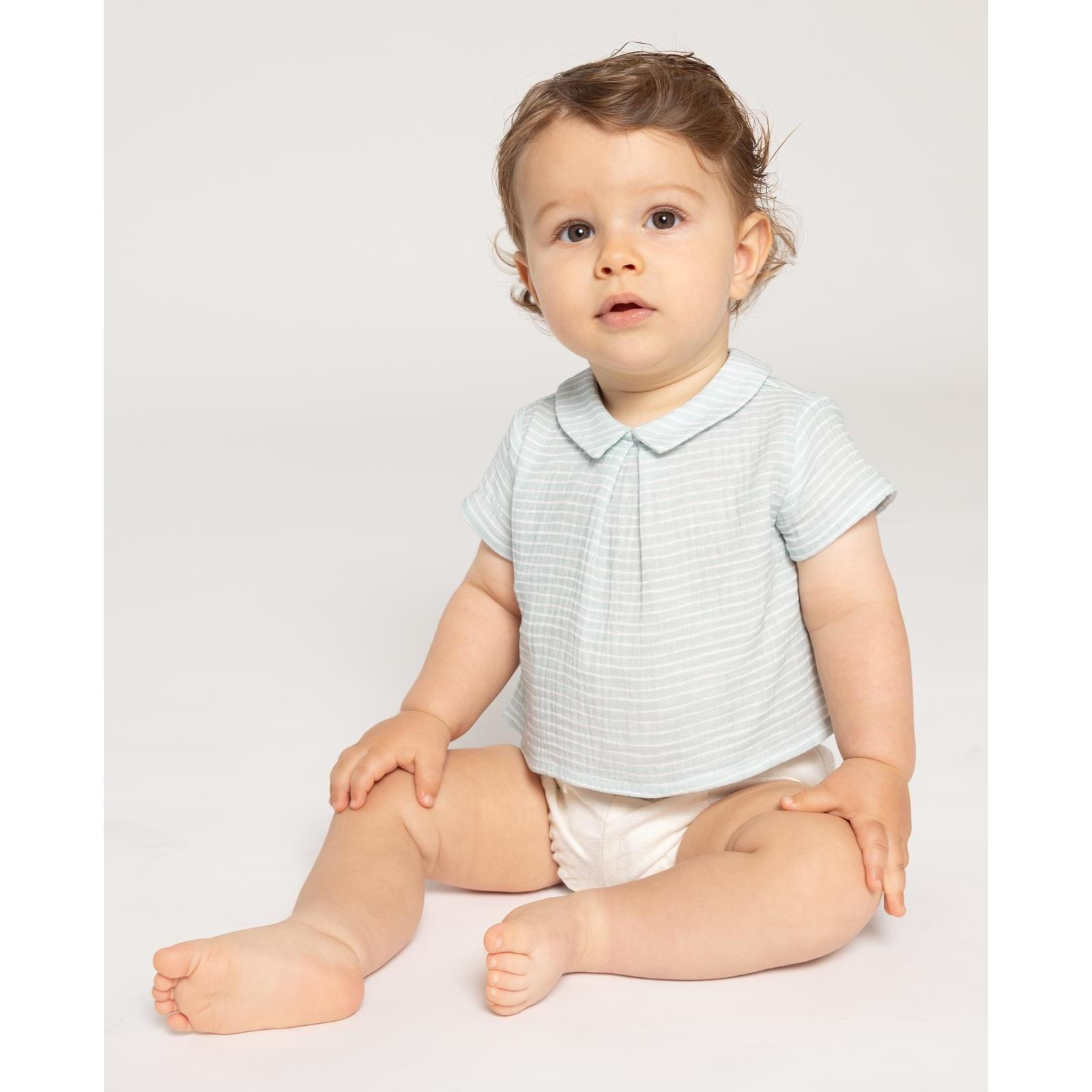 Camisa estampada de rayas verdes. Con cuello y pliegue en el cuello.