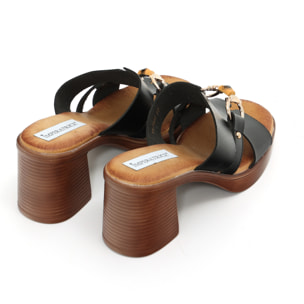 Sandali in simil pelle con tacco comodo quadrato ed applicazione color oro