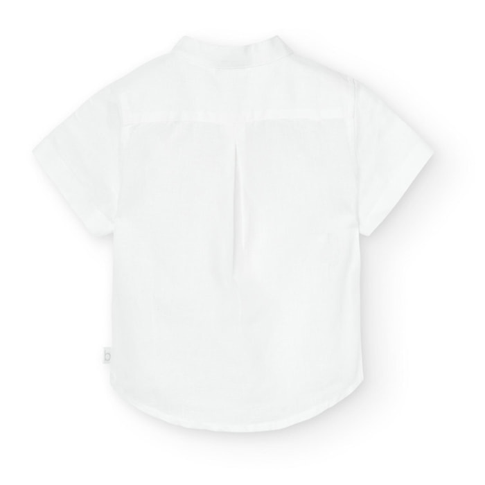 Camisa en blanco con mangas cortas y cuello abotonado