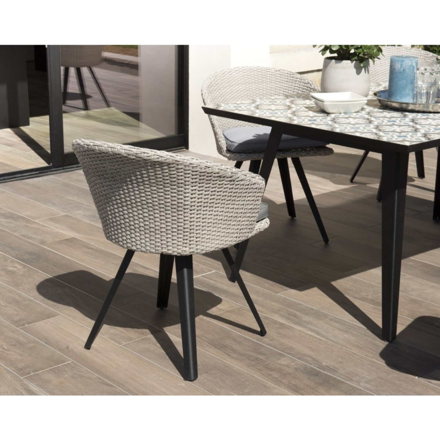 VICK - Chaise de jardin en rotin synthétique gris avec coussin gris pieds noirs en métal