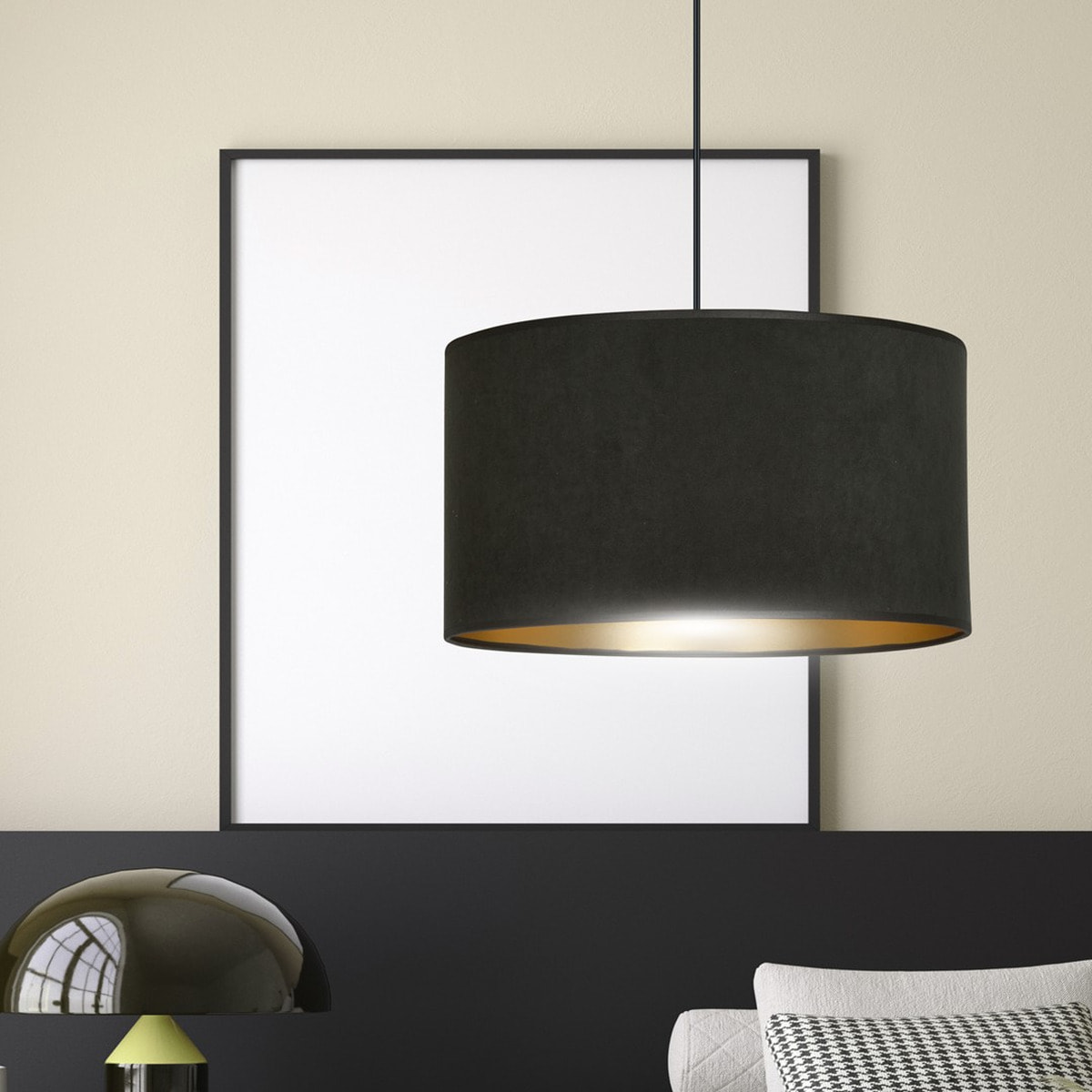 Lampada a sospensione Hilde con paralume in velluto nero e interno oro