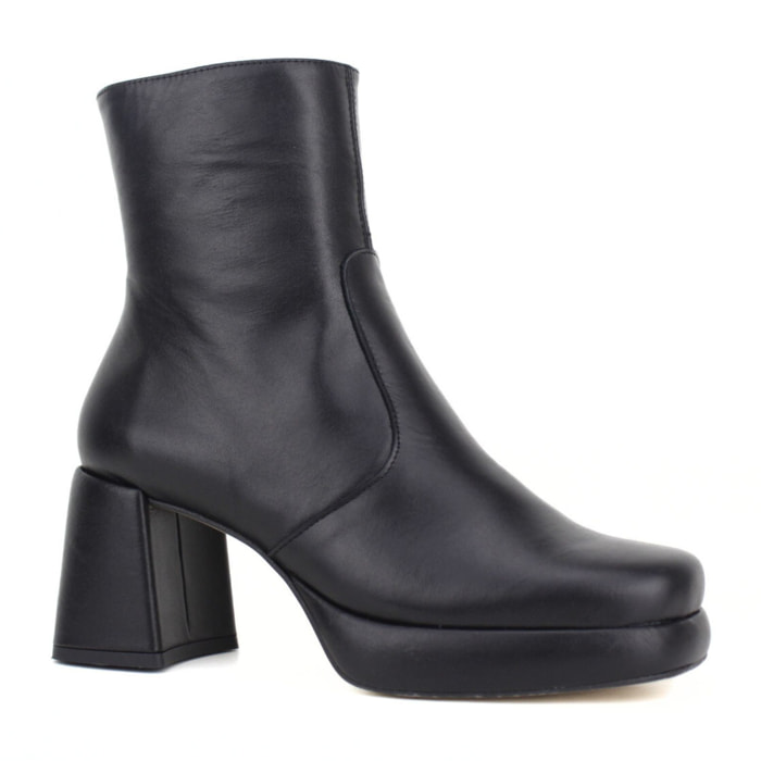 Botine de piel color negro con plataforma. Tacón de 7 cm