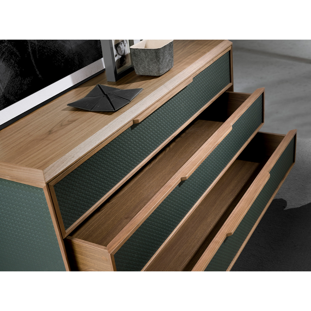 Cómoda con estructura de PVC en verde oscuro y patas de madera chapada en nogal natural 119x46x75cm