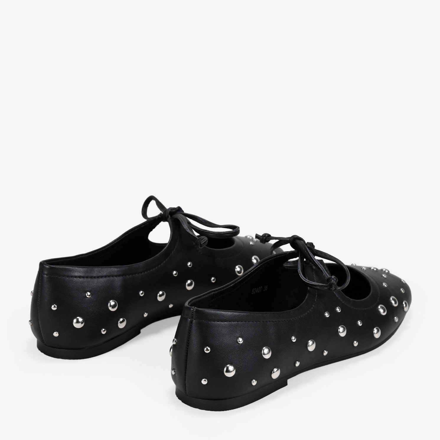 Bailarinas planas negras con tachuelas