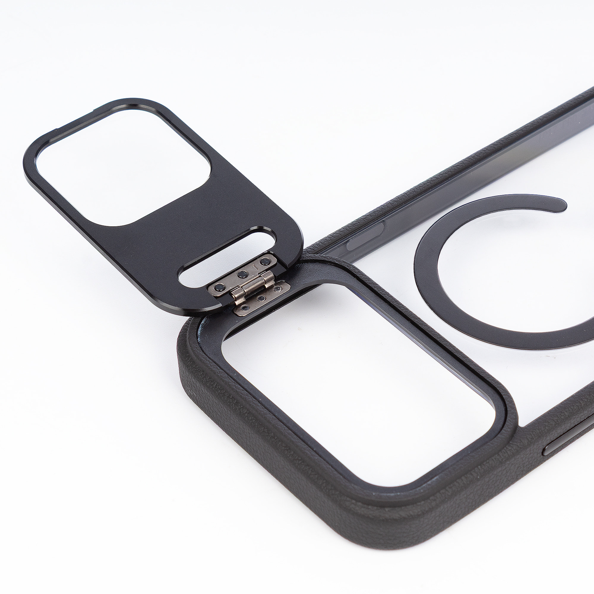 Carcasa transparente con cubierta de cámara abatible que funciona como soporte, bordes negros. MagSafe para iPhone 17 Air.