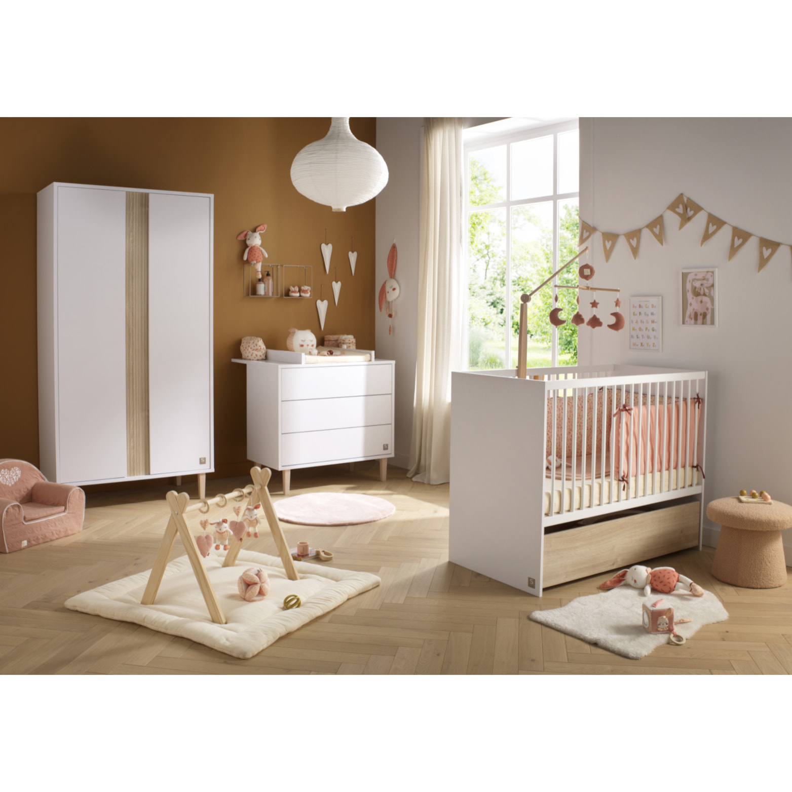 Lit bébé 120x60 à barreaux avec têtes en panneaux
