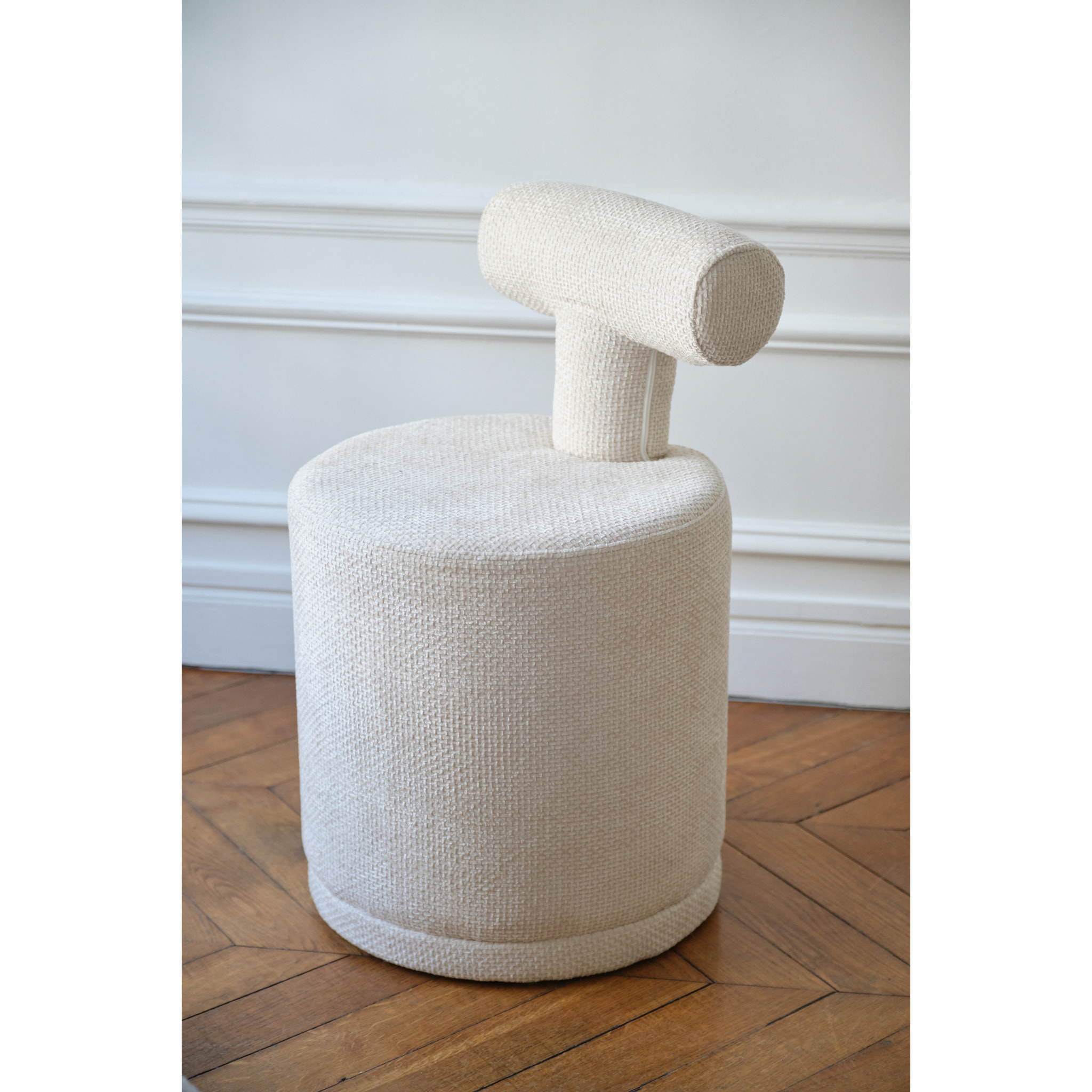 Tom – Pouf avec dossier en tissu chenille blanc