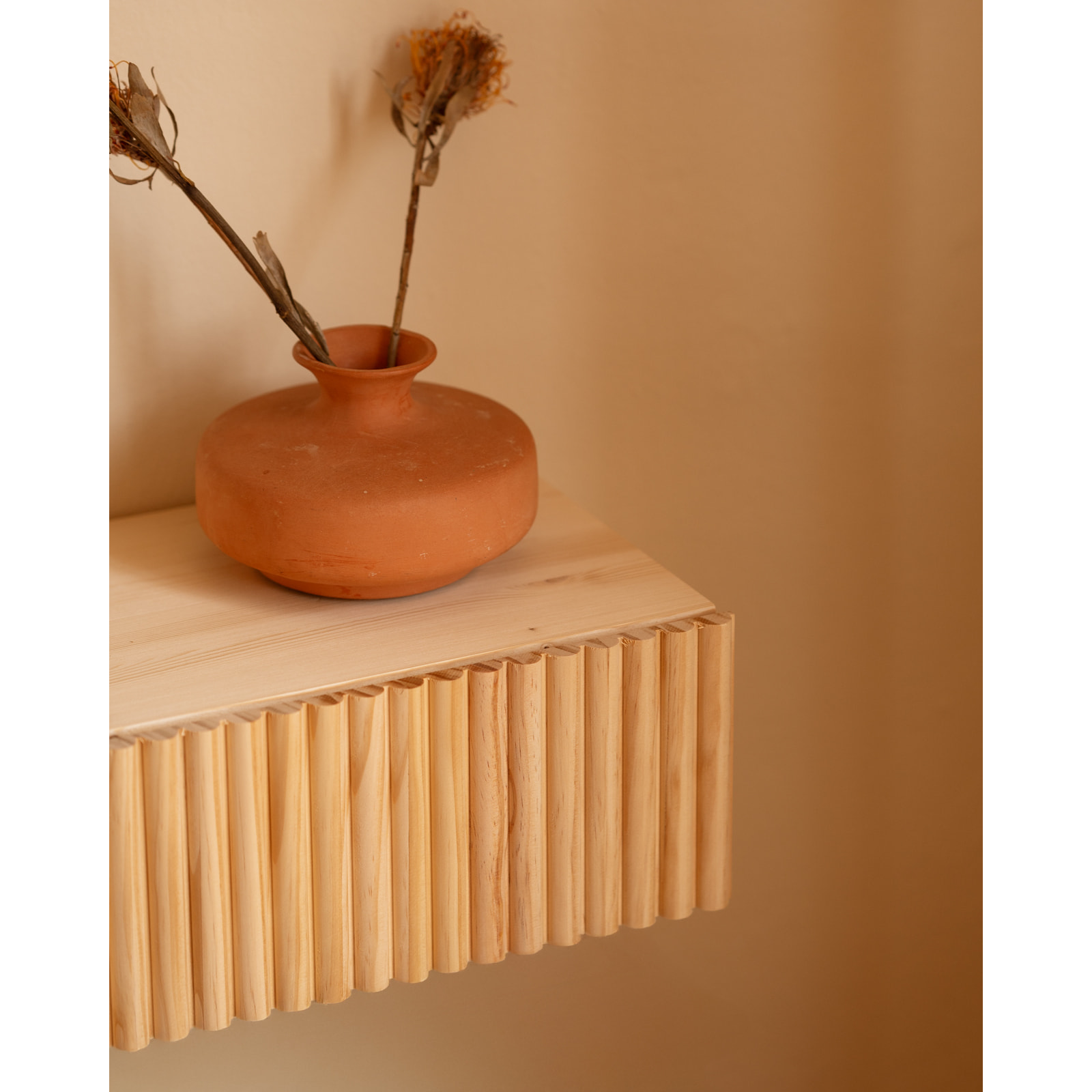 Pack de 2 mesitas de noche de madera maciza flotante en tono natural de 40cm Alto: 15 Largo: 40 Ancho: 25.5