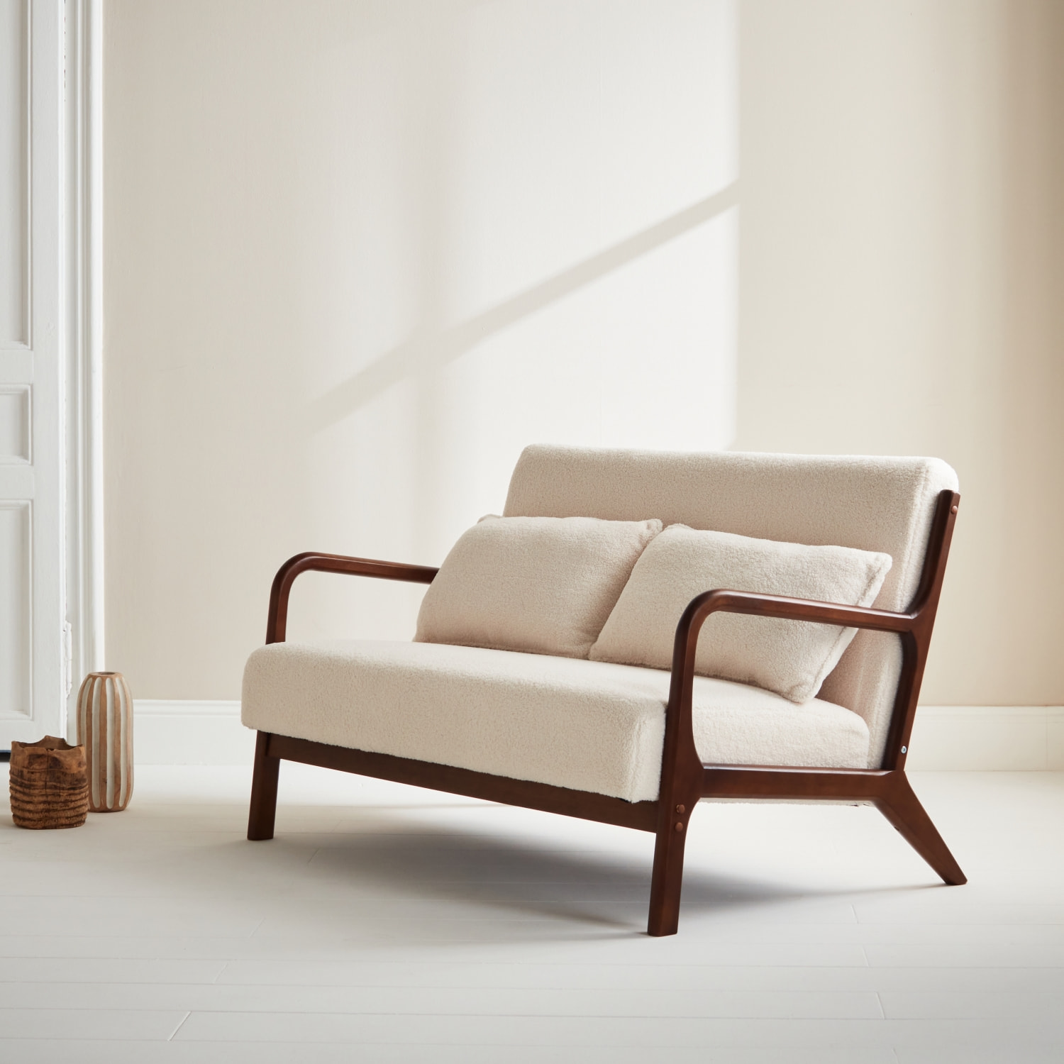 Banquette scandinave 2 places bois d'hévéa teinté noyer clair et bouclette LORENS