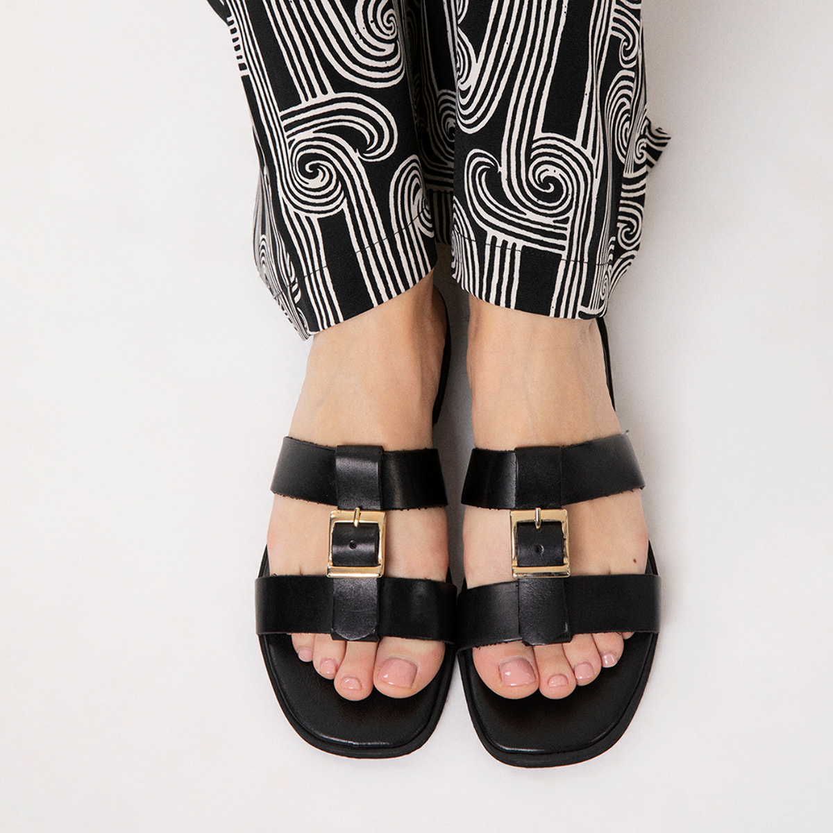 Sandalias planas negras con estilo elegante