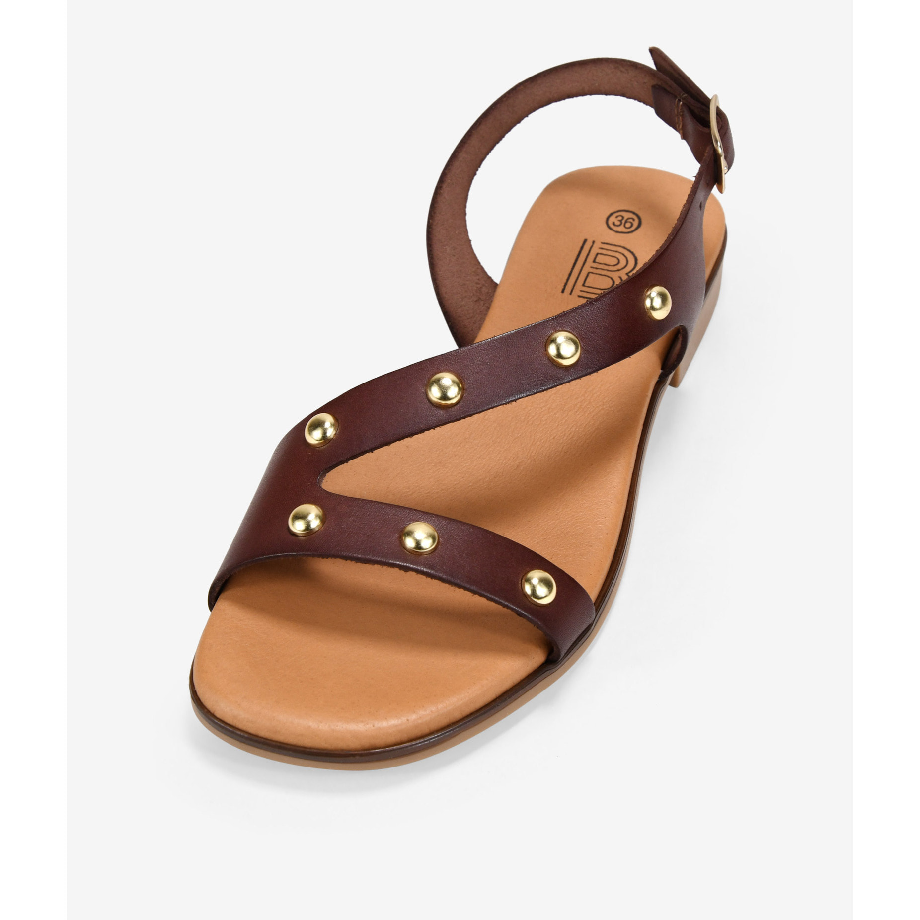 Sandalias planas marrones en piel con tachas
